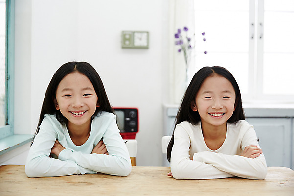 포토 JPG 여자 어린이라이프 어린이 가족 실내 미소 앉기 동양인 상반신 두명 앞모습 팔짱 식사 화목 다정 한국인 기다림 쌍둥이 자매 어린이만 소녀만 국내포토 라이프스타일 뷰포인트 컨셉 관계 모션 표정 사람 인종 내부 여자만 파일형식