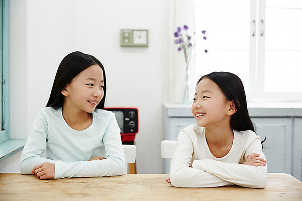 포토 JPG 여자 어린이라이프 어린이 가족 실내 미소 앉기 동양인 상반신 두명 앞모습 마주보기 팔짱 식사 화목 다정 한국인 쌍둥이 자매 어린이만 소녀만 국내포토 라이프스타일 뷰포인트 컨셉 관계 모션 표정 사람 인종 내부 여자만 파일형식