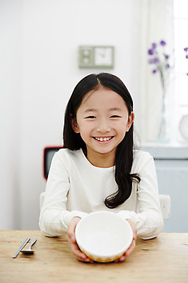 포토 JPG 여자 어린이라이프 어린이 실내 한명 미소 들기 소녀 상반신 앞모습 식사 한국인 즐거움 밥그릇 어린이만 소녀한명만 국내포토 1 라이프스타일 그릇 감정 뷰포인트 모션 표정 사람 동양인 내부 여자한명만 소녀만 파일형식
