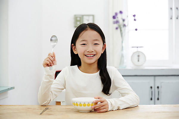 포토 JPG 여자 어린이라이프 어린이 실내 한명 미소 들기 앉기 소녀 상반신 앞모습 숟가락 식사 한국인 즐거움 밥그릇 어린이만 소녀한명만 국내포토 1 라이프스타일 그릇 감정 뷰포인트 모션 수저 표정 사람 동양인 내부 여자한명만 소녀만 파일형식