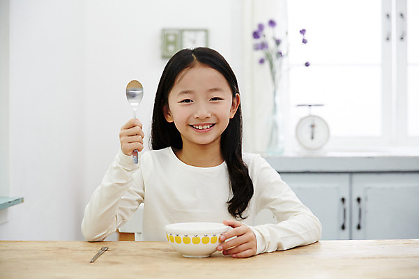 포토 JPG 여자 어린이라이프 어린이 실내 한명 미소 들기 앉기 소녀 상반신 앞모습 숟가락 식사 한국인 즐거움 밥그릇 어린이만 소녀한명만 국내포토 1 라이프스타일 그릇 감정 뷰포인트 모션 수저 표정 사람 동양인 내부 여자한명만 소녀만 파일형식