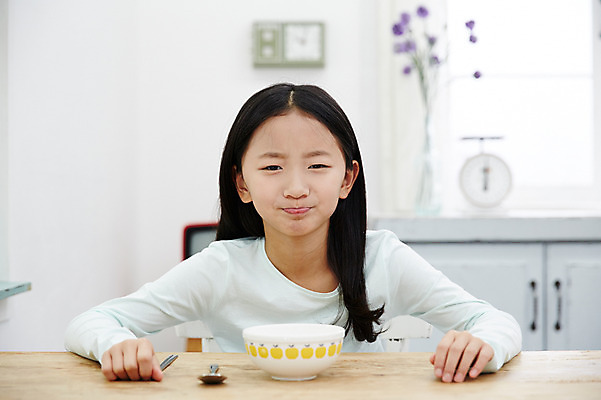 포토 JPG 여자 어린이라이프 어린이 실내 한명 앉기 소녀 상반신 앞모습 식사 한국인 기다림 찡그림 지루함 밥그릇 어린이만 소녀한명만 국내포토 1 라이프스타일 그릇 감정 뷰포인트 모션 표정 사람 동양인 내부 여자한명만 소녀만 파일형식