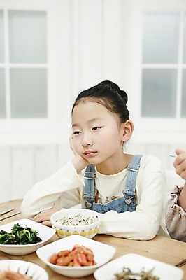포토 JPG 여자 어린이라이프 어린이 실내 한명 앉기 소녀 상반신 앞모습 식사 턱괴기 한국인 지루함 반찬투정 불만족 어린이만 소녀한명만 국내포토 1 라이프스타일 감정 뷰포인트 컨셉 모션 사람 동양인 내부 여자한명만 소녀만 파일형식