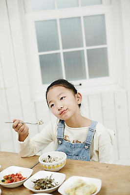 포토 JPG 여자 어린이라이프 어린이 실내 한명 들기 앉기 소녀 상반신 앞모습 숟가락 식사 한국인 지루함 반찬투정 불만족 어린이만 소녀한명만 국내포토 1 라이프스타일 감정 뷰포인트 컨셉 모션 수저 사람 동양인 내부 여자한명만 소녀만 파일형식