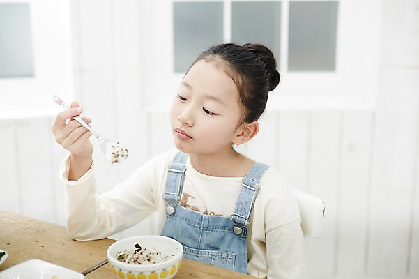 포토 JPG 여자 어린이라이프 어린이 실내 한명 들기 앉기 소녀 상반신 앞모습 숟가락 식사 한국인 지루함 반찬투정 불만족 어린이만 소녀한명만 국내포토 1 라이프스타일 감정 뷰포인트 컨셉 모션 수저 사람 동양인 내부 여자한명만 소녀만 파일형식