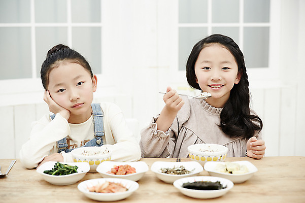 포토 JPG 여자 어린이라이프 어린이 음식 가족 실내 미소 앉기 동양인 상반신 두명 앞모습 식사 턱괴기 한국인 비교 쌍둥이 만족 자매 반찬투정 불만족 어린이만 소녀만 국내포토 라이프스타일 감정 뷰포인트 컨셉 관계 모션 표정 사람 인종 내부 여자만 파일형식