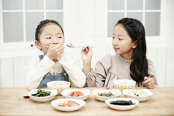 포토 JPG 여자 어린이라이프 어린이 음식 가족 실내 미소 들기 앉기 동양인 상반신 두명 앞모습 숟가락 식사 한국인 수비 쌍둥이 자매 반찬투정 불만족 어린이만 소녀만 국내포토 라이프스타일 뷰포인트 컨셉 관계 모션 수저 표정 사람 인종 내부 여자만 파일형식