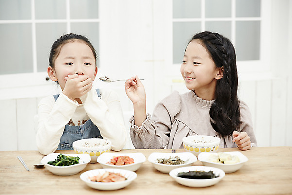 포토 JPG 여자 어린이라이프 어린이 음식 가족 실내 미소 들기 앉기 동양인 상반신 두명 앞모습 숟가락 식사 한국인 수비 쌍둥이 자매 반찬투정 불만족 어린이만 소녀만 국내포토 라이프스타일 뷰포인트 컨셉 관계 모션 수저 표정 사람 인종 내부 여자만 파일형식