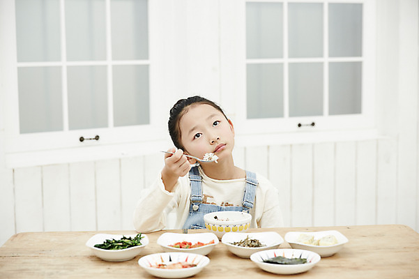 포토 JPG 여자 어린이라이프 어린이 음식 실내 한명 들기 앉기 소녀 상반신 앞모습 숟가락 식사 한국인 반찬투정 불만족 편식 어린이만 소녀한명만 국내포토 1 라이프스타일 뷰포인트 컨셉 모션 수저 사람 동양인 내부 식생활 여자한명만 소녀만 파일형식