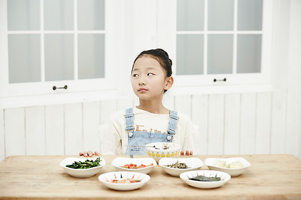 포토 JPG 여자 어린이라이프 어린이 음식 실내 한명 앉기 소녀 상반신 앞모습 식사 한국인 반찬투정 불만족 편식 어린이만 소녀한명만 국내포토 1 라이프스타일 뷰포인트 컨셉 모션 사람 동양인 내부 식생활 여자한명만 소녀만 파일형식