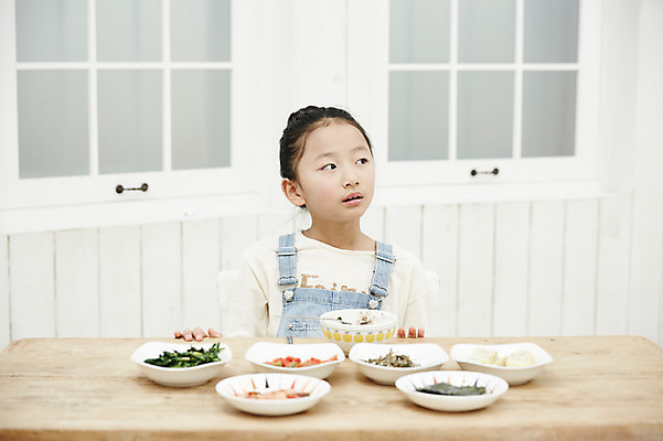 포토 JPG 여자 어린이라이프 어린이 음식 실내 한명 앉기 소녀 상반신 앞모습 식사 한국인 반찬투정 불만족 편식 어린이만 소녀한명만 국내포토 1 라이프스타일 뷰포인트 컨셉 모션 사람 동양인 내부 식생활 여자한명만 소녀만 파일형식