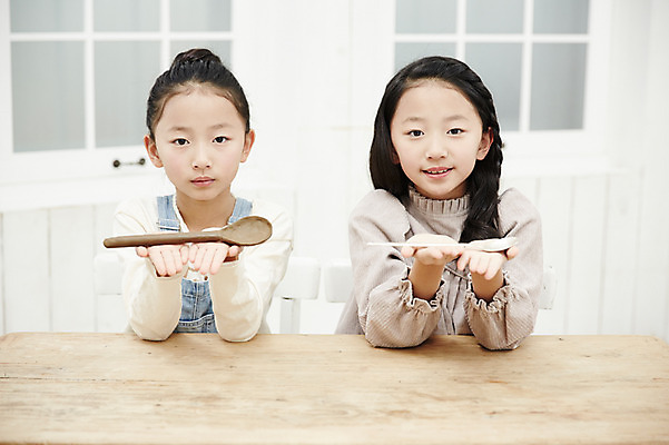 포토 JPG 여자 어린이라이프 어린이 가족 실내 미소 들기 앉기 동양인 상반신 두명 앞모습 식사 한국인 비교 쌍둥이 자매 은수저 어린이만 소녀만 흙수저 국내포토 라이프스타일 뷰포인트 컨셉 관계 모션 표정 사람 인종 내부 숟가락 여자만 파일형식