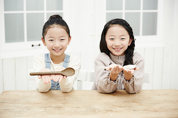 포토 JPG 여자 어린이라이프 어린이 가족 실내 미소 들기 앉기 동양인 상반신 두명 앞모습 식사 화목 다정 한국인 비교 쌍둥이 자매 은수저 어린이만 소녀만 흙수저 국내포토 라이프스타일 뷰포인트 컨셉 관계 모션 표정 사람 인종 내부 숟가락 여자만 파일형식