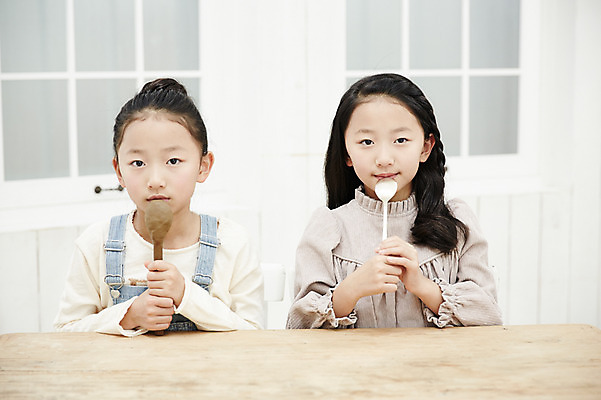 포토 JPG 여자 어린이라이프 어린이 가족 실내 미소 들기 앉기 동양인 상반신 두명 앞모습 식사 한국인 비교 쌍둥이 자매 은수저 어린이만 소녀만 흙수저 국내포토 라이프스타일 뷰포인트 컨셉 관계 모션 표정 사람 인종 내부 숟가락 여자만 파일형식