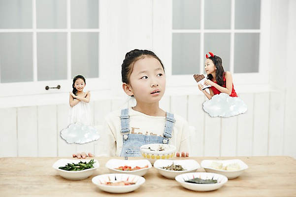 포토 JPG 여자 어린이라이프 어린이 반찬 천사 실내 한명 앉기 소녀 상반신 앞모습 식사 한국인 악마 반찬투정 불만족 편식 어린이만 소녀한명만 국내포토 1 라이프스타일 음식 뷰포인트 컨셉 모션 사람 동양인 내부 식생활 여자한명만 소녀만 파일형식