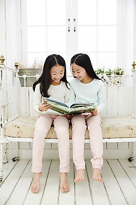 포토 JPG 전신 여자 어린이라이프 어린이 가족 실내 미소 들기 앉기 동양인 취미 두명 앞모습 책 독서 화목 다정 한국인 쌍둥이 읽기 자매 어린이만 소녀만 국내포토 라이프스타일 뷰포인트 컨셉 관계 모션 표정 사람 인종 내부 여자만 파일형식