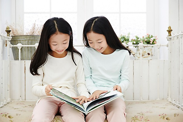 포토 JPG 여자 어린이라이프 어린이 가족 실내 미소 들기 앉기 동양인 상반신 취미 두명 앞모습 책 독서 화목 다정 한국인 쌍둥이 읽기 자매 어린이만 소녀만 국내포토 라이프스타일 뷰포인트 컨셉 관계 모션 표정 사람 인종 내부 여자만 파일형식