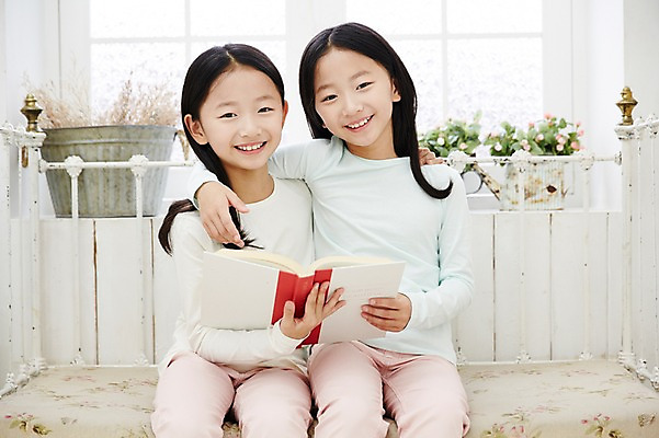 포토 JPG 여자 어린이라이프 어린이 가족 어깨동무 실내 미소 들기 앉기 동양인 상반신 취미 두명 앞모습 책 독서 화목 다정 한국인 쌍둥이 자매 어린이만 소녀만 국내포토 라이프스타일 뷰포인트 포즈 컨셉 관계 모션 표정 사람 인종 내부 여자만 파일형식