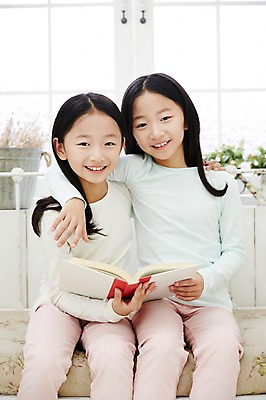 포토 JPG 여자 어린이라이프 어린이 가족 어깨동무 실내 미소 들기 앉기 동양인 상반신 취미 두명 앞모습 책 독서 화목 다정 한국인 쌍둥이 읽기 자매 어린이만 소녀만 국내포토 라이프스타일 뷰포인트 포즈 컨셉 관계 모션 표정 사람 인종 내부 여자만 파일형식