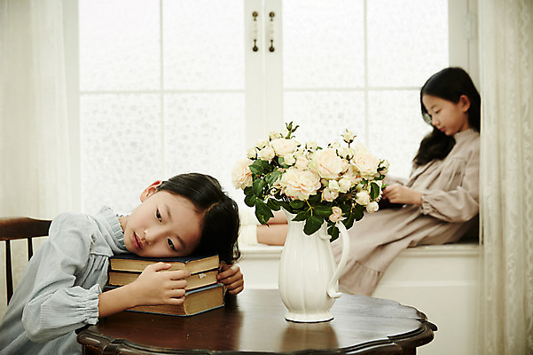 포토 JPG 여자 어린이라이프 어린이 엎드리기 가족 탁자 휴식 실내 앉기 동양인 상반신 취미 두명 옆모습 독서 한국인 쌍둥이 창가 자매 어린이만 소녀만 국내포토 라이프스타일 뷰포인트 가구 컨셉 창문 관계 모션 사람 인종 내부 여자만 파일형식