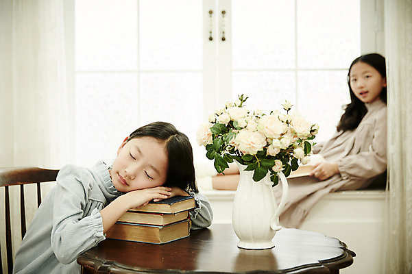 포토 JPG 여자 어린이라이프 어린이 엎드리기 가족 탁자 휴식 실내 앉기 동양인 상반신 취미 두명 옆모습 독서 한국인 쌍둥이 창가 자매 어린이만 소녀만 국내포토 라이프스타일 뷰포인트 가구 컨셉 창문 관계 모션 사람 인종 내부 여자만 파일형식