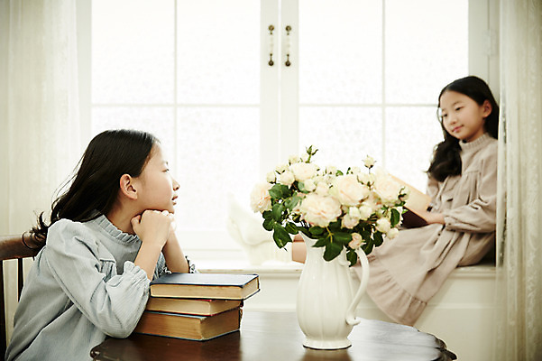포토 JPG 여자 어린이라이프 화분 어린이 가족 탁자 실내 앉기 동양인 상반신 취미 두명 옆모습 책 독서 마주보기 턱괴기 한국인 쌍둥이 창가 자매 어린이만 소녀만 국내포토 라이프스타일 뷰포인트 가구 창문 관계 모션 사람 인종 내부 여자만 파일형식
