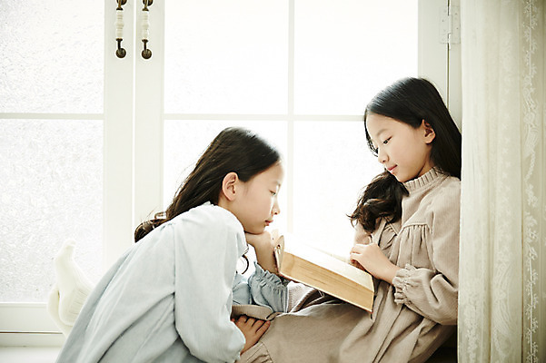 포토 JPG 여자 어린이라이프 어린이 가족 실내 들기 앉기 동양인 상반신 취미 두명 옆모습 책 한국인 쌍둥이 읽기 창가 자매 어린이만 소녀만 국내포토 라이프스타일 뷰포인트 창문 관계 모션 사람 인종 내부 여자만 파일형식