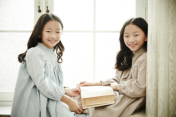 포토 JPG 여자 어린이라이프 어린이 가족 실내 미소 들기 앉기 동양인 상반신 취미 두명 옆모습 책 화목 다정 한국인 쌍둥이 읽기 창가 자매 어린이만 소녀만 국내포토 라이프스타일 뷰포인트 컨셉 창문 관계 모션 표정 사람 인종 내부 여자만 파일형식