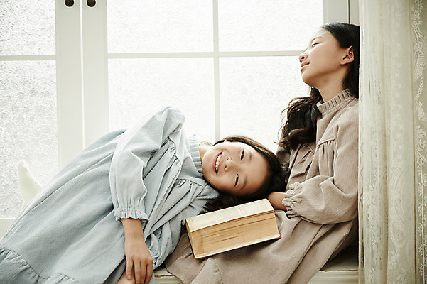 포토 JPG 여자 어린이라이프 어린이 가족 휴식 실내 미소 앉기 동양인 상반신 취미 두명 옆모습 책 눕기 화목 다정 한국인 쌍둥이 창가 자매 어린이만 소녀만 국내포토 라이프스타일 뷰포인트 컨셉 창문 관계 모션 표정 사람 인종 내부 여자만 파일형식