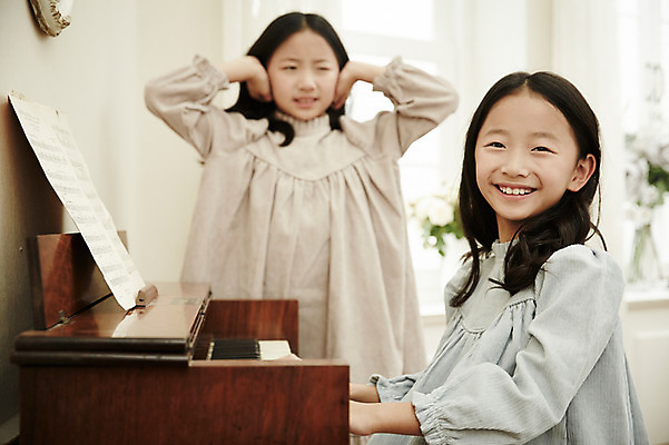 포토 JPG 여자 어린이라이프 어린이 악기 연주 가족 실내 서기 미소 앉기 동양인 상반신 취미 두명 앞모습 옆모습 한국인 건반 피아노 귀막기 쌍둥이 자매 어린이만 소녀만 국내포토 라이프스타일 음악 뷰포인트 관계 모션 표정 사람 인종 손짓 내부 건반악기 여자만 파일형식