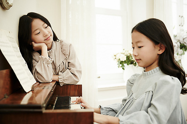 포토 JPG 여자 어린이라이프 어린이 악기 연주 가족 실내 서기 미소 앉기 동양인 상반신 취미 두명 앞모습 옆모습 턱괴기 한국인 건반 피아노 쌍둥이 자매 어린이만 소녀만 국내포토 라이프스타일 음악 뷰포인트 관계 모션 표정 사람 인종 내부 건반악기 여자만 파일형식