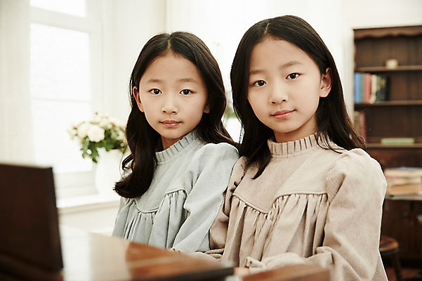 포토 JPG 여자 어린이라이프 어린이 악기 연주 가족 실내 앉기 동양인 상반신 취미 두명 앞모습 한국인 건반 피아노 쌍둥이 자매 어린이만 소녀만 국내포토 라이프스타일 음악 뷰포인트 관계 모션 사람 인종 내부 건반악기 여자만 파일형식