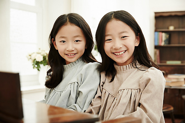 포토 JPG 여자 어린이라이프 어린이 악기 연주 가족 실내 미소 앉기 동양인 상반신 취미 두명 앞모습 화목 다정 한국인 건반 피아노 쌍둥이 자매 어린이만 소녀만 국내포토 라이프스타일 음악 뷰포인트 컨셉 관계 모션 표정 사람 인종 내부 건반악기 여자만 파일형식