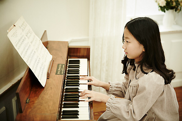포토 JPG 여자 어린이라이프 어린이 악기 연주 실내 한명 앉기 상반신 취미 옆모습 한국인 건반 피아노 쌍둥이 어린이만 소녀만 국내포토 1 라이프스타일 음악 뷰포인트 가족 모션 사람 동양인 내부 건반악기 여자만 파일형식