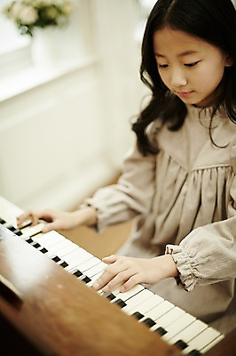 포토 JPG 여자 어린이라이프 어린이 악기 연주 실내 한명 앉기 소녀 상반신 취미 앞모습 한국인 건반 피아노 집중 어린이만 소녀한명만 국내포토 1 라이프스타일 음악 뷰포인트 컨셉 모션 사람 동양인 내부 건반악기 여자한명만 소녀만 파일형식