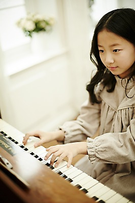 포토 JPG 여자 어린이라이프 어린이 악기 연주 실내 한명 미소 앉기 소녀 상반신 취미 앞모습 한국인 건반 피아노 집중 어린이만 소녀한명만 국내포토 1 라이프스타일 음악 뷰포인트 컨셉 모션 표정 사람 동양인 내부 건반악기 여자한명만 소녀만 파일형식