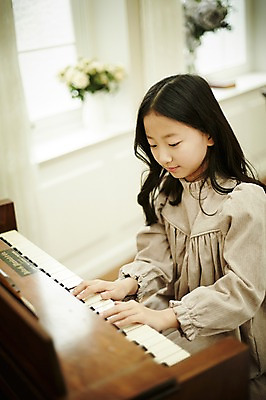 포토 JPG 여자 어린이라이프 어린이 악기 연주 실내 한명 미소 앉기 소녀 상반신 취미 앞모습 한국인 건반 피아노 집중 어린이만 소녀한명만 국내포토 1 라이프스타일 음악 뷰포인트 컨셉 모션 표정 사람 동양인 내부 건반악기 여자한명만 소녀만 파일형식