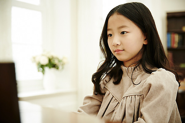 포토 JPG 여자 어린이라이프 어린이 악기 연주 실내 한명 미소 앉기 소녀 상반신 취미 앞모습 한국인 건반 피아노 집중 어린이만 소녀한명만 국내포토 1 라이프스타일 음악 뷰포인트 컨셉 모션 표정 사람 동양인 내부 건반악기 여자한명만 소녀만 파일형식