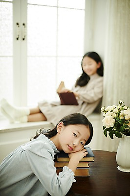 포토 JPG 여자 어린이라이프 어린이 가족 휴식 실내 앉기 동양인 상반신 취미 두명 옆모습 아웃포커스 책 독서 한국인 쌍둥이 창가 자매 어린이만 소녀만 국내포토 라이프스타일 뷰포인트 컨셉 창문 관계 모션 촬영기법 사람 인종 내부 여자만 파일형식