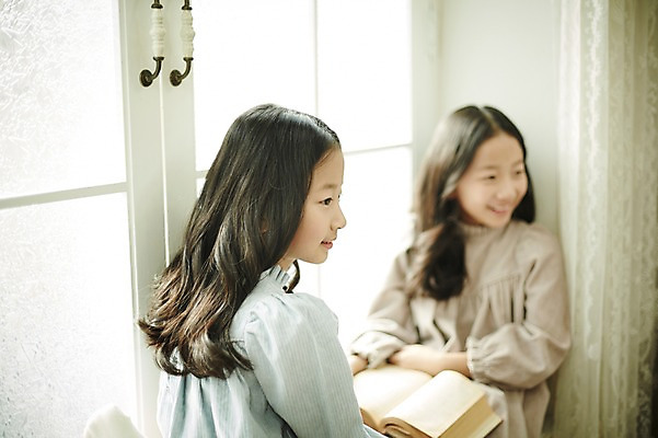 포토 JPG 여자 어린이라이프 어린이 가족 휴식 실내 미소 앉기 동양인 상반신 취미 두명 옆모습 화목 다정 한국인 쌍둥이 창가 자매 어린이만 소녀만 국내포토 라이프스타일 뷰포인트 컨셉 창문 관계 모션 표정 사람 인종 내부 여자만 파일형식