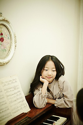 포토 JPG 응시 여자 어린이라이프 여유 어린이 악기 연주 실내 한명 서기 미소 소녀 상반신 취미 앞모습 턱괴기 한국인 건반 피아노 어린이만 소녀한명만 흐뭇 국내포토 1 라이프스타일 시선 감정 음악 뷰포인트 컨셉 모션 표정 사람 동양인 내부 건반악기 여자한명만 소녀만 파일형식