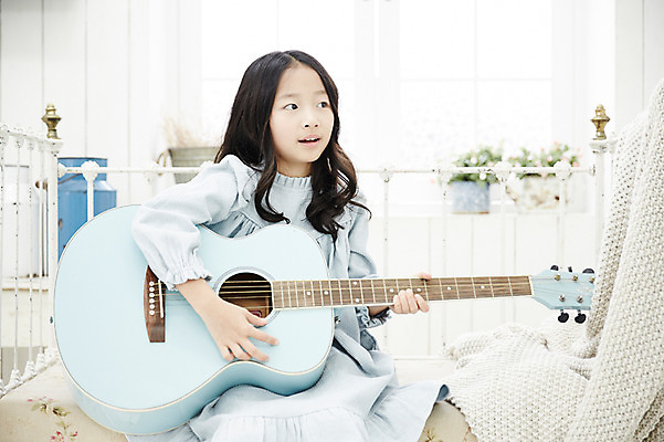 포토 JPG 여자 어린이라이프 여유 어린이 연주 실내 한명 앉기 소녀 상반신 취미 앞모습 소파 한국인 기타 어린이만 소녀한명만 국내포토 1 라이프스타일 감정 음악 뷰포인트 의자 모션 현악기 사람 동양인 내부 여자한명만 소녀만 파일형식