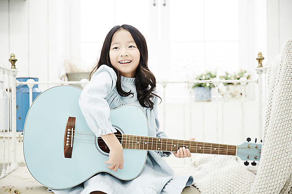 포토 JPG 여자 어린이라이프 여유 어린이 연주 실내 한명 미소 앉기 소녀 상반신 취미 앞모습 소파 한국인 기타 어린이만 소녀한명만 국내포토 1 라이프스타일 감정 음악 뷰포인트 의자 모션 현악기 표정 사람 동양인 내부 여자한명만 소녀만 파일형식