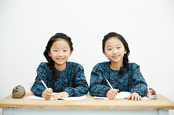 포토 JPG 여자 어린이라이프 어린이 가족 실내 미소 앉기 동양인 상반신 두명 앞모습 화목 다정 한국인 쌍둥이 책상 자매 어린이만 소녀만 국내포토 라이프스타일 뷰포인트 가구 컨셉 관계 모션 표정 사람 인종 내부 여자만 파일형식