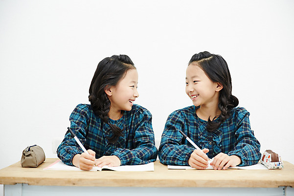 포토 JPG 여자 어린이라이프 어린이 가족 실내 미소 앉기 동양인 상반신 두명 앞모습 마주보기 화목 다정 한국인 쌍둥이 책상 자매 어린이만 소녀만 국내포토 라이프스타일 뷰포인트 가구 컨셉 관계 모션 표정 사람 인종 내부 여자만 파일형식