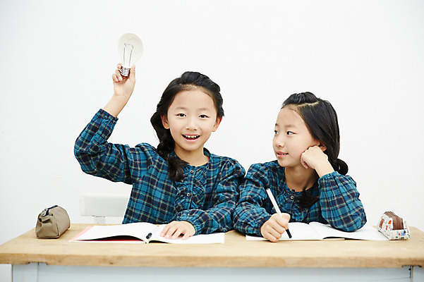 포토 JPG 여자 어린이라이프 어린이 전구 가족 실내 미소 들기 앉기 동양인 상반신 두명 앞모습 턱괴기 화목 다정 한국인 쌍둥이 책상 자매 어린이만 소녀만 국내포토 라이프스타일 뷰포인트 가구 컨셉 관계 모션 표정 사람 인종 내부 여자만 파일형식