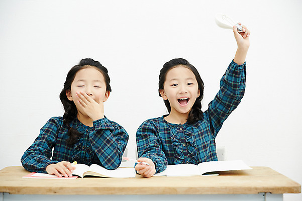 포토 JPG 여자 어린이라이프 어린이 전구 가족 실내 미소 들기 앉기 동양인 상반신 두명 앞모습 화목 다정 한국인 쌍둥이 책상 자매 하품 어린이만 소녀만 국내포토 라이프스타일 뷰포인트 가구 컨셉 관계 모션 표정 사람 인종 내부 생리현상 여자만 파일형식