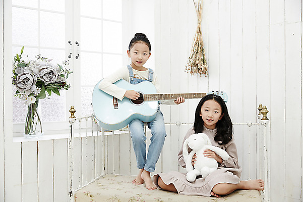 포토 JPG 전신 여자 어린이라이프 어린이 인형 가족 실내 미소 들기 앉기 동양인 취미 두명 앞모습 소파 화목 다정 한국인 기타 쌍둥이 즐거움 자매 어린이만 소녀만 국내포토 라이프스타일 감정 뷰포인트 컨셉 의자 관계 모션 현악기 표정 사람 인종 내부 여자만 파일형식