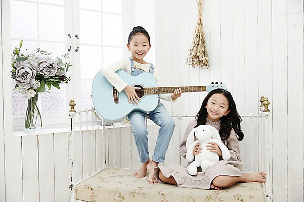 포토 JPG 전신 여자 어린이라이프 어린이 인형 가족 실내 미소 들기 앉기 동양인 취미 두명 앞모습 소파 화목 다정 한국인 기타 쌍둥이 즐거움 자매 어린이만 소녀만 국내포토 라이프스타일 감정 뷰포인트 컨셉 의자 관계 모션 현악기 표정 사람 인종 내부 여자만 파일형식