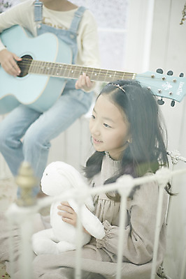 포토 JPG 여자 어린이라이프 어린이 인형 가족 실내 미소 들기 앉기 동양인 상반신 취미 두명 옆모습 화목 다정 한국인 하반신 기타 쌍둥이 자매 어린이만 소녀만 국내포토 라이프스타일 뷰포인트 컨셉 관계 모션 현악기 표정 사람 인종 내부 여자만 파일형식